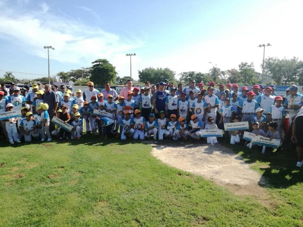 Lanzan primera bola de campeonato infantil de beisbol