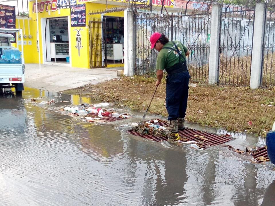 Activan operativo tormenta, retiran basura de rejillas y alcantarillas