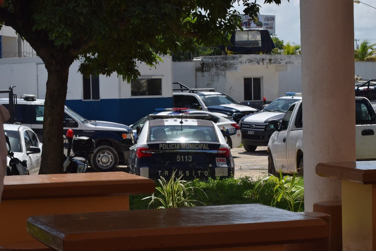 Encuentran deshuesadero de patrullas en el patio de la SMSPyT de Cancún