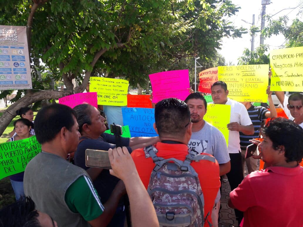 Protestan mototaxistas de Puerto Aventuras