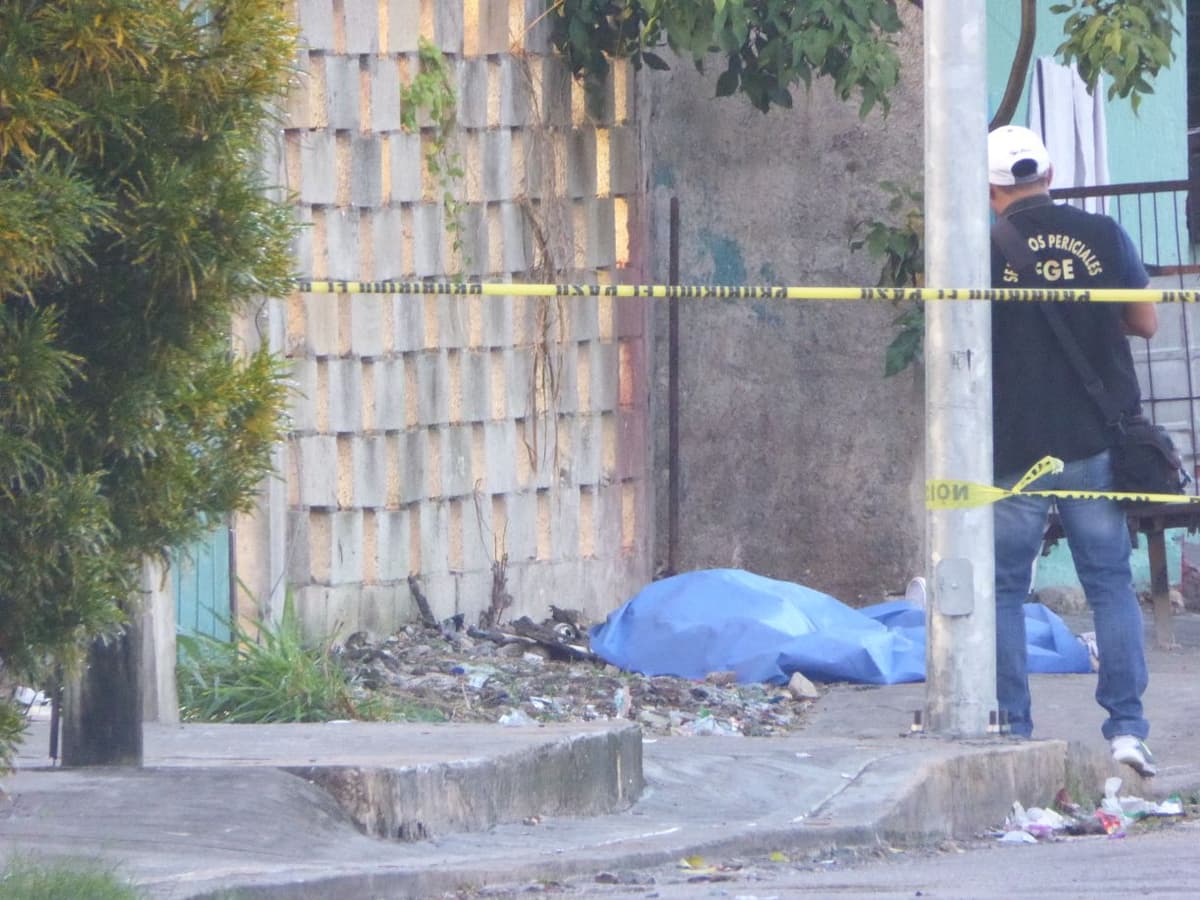 Hallan cuerpo sobre la Juárez