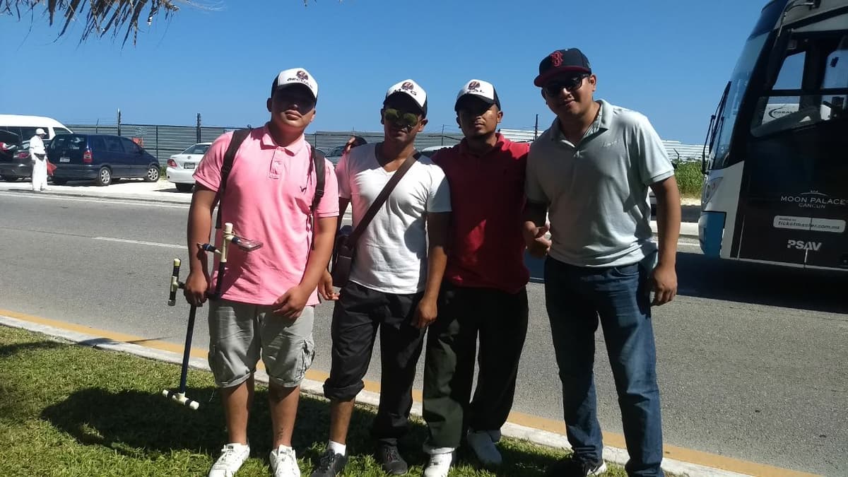 Defienden playa Delfines con música