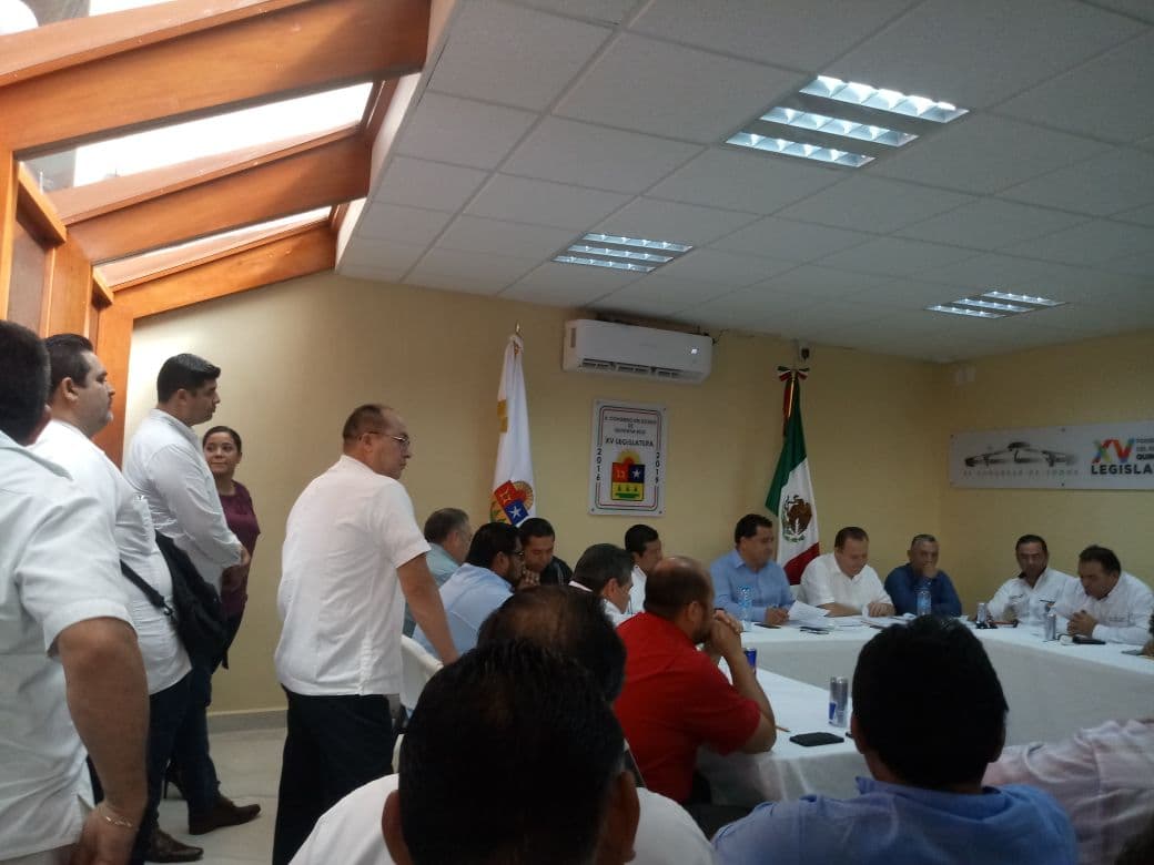 Con retraso inicia votación de taxistas