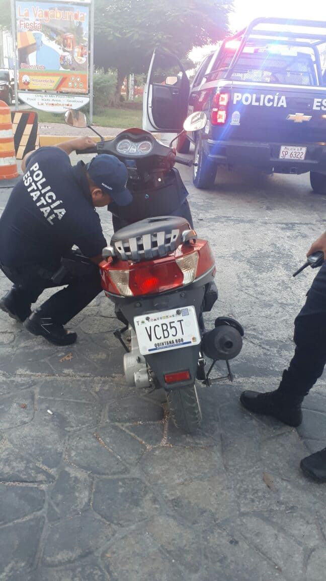 Moto se queda sin gasolina y lo arrestan