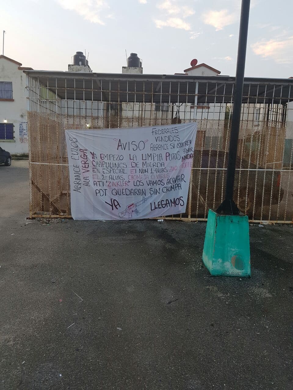 Cuelgan dos narcomantas en Cancún