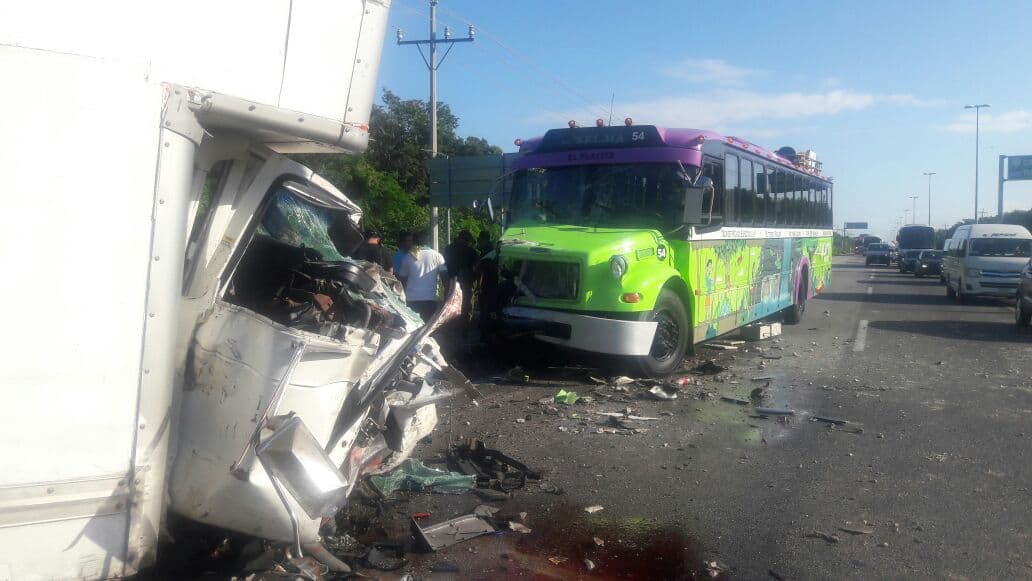Fuerte choque carretero a la altura de Calica