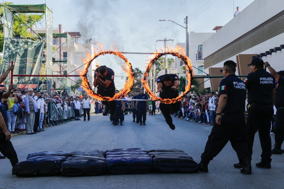 Participan cerca de 4 mil personas en desfile del 20 de noviembre en Playa del Carmen