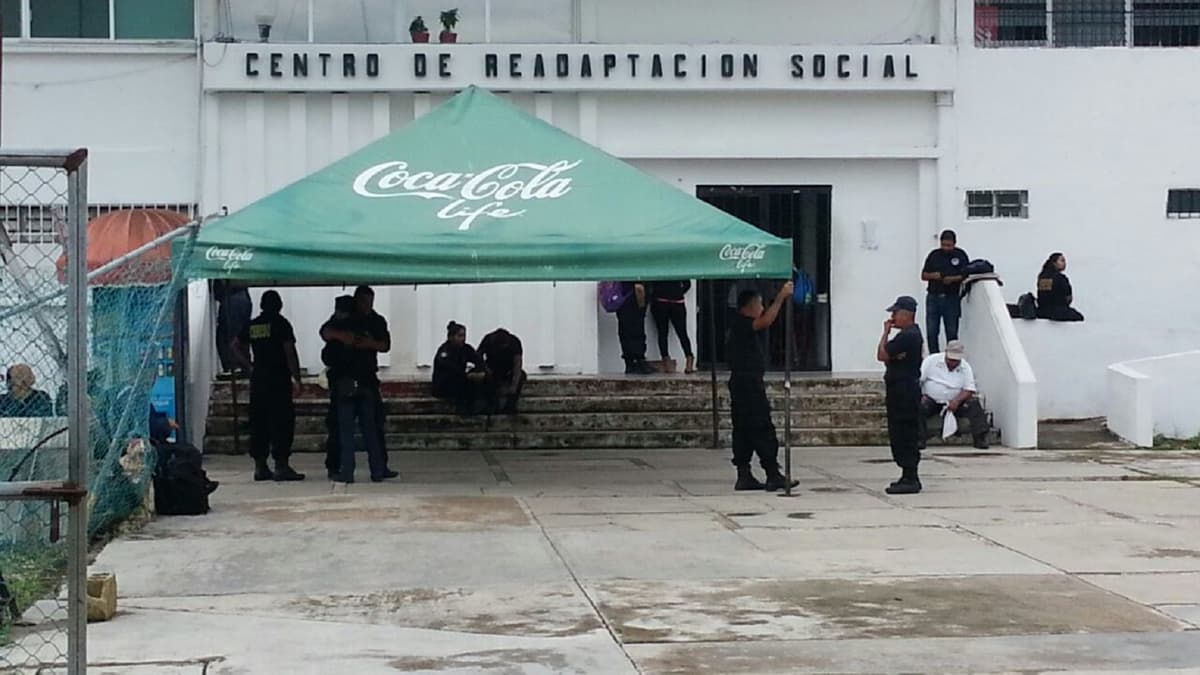 Decomisan alcohol, droga y armas tras operativo de limpieza en Cereso