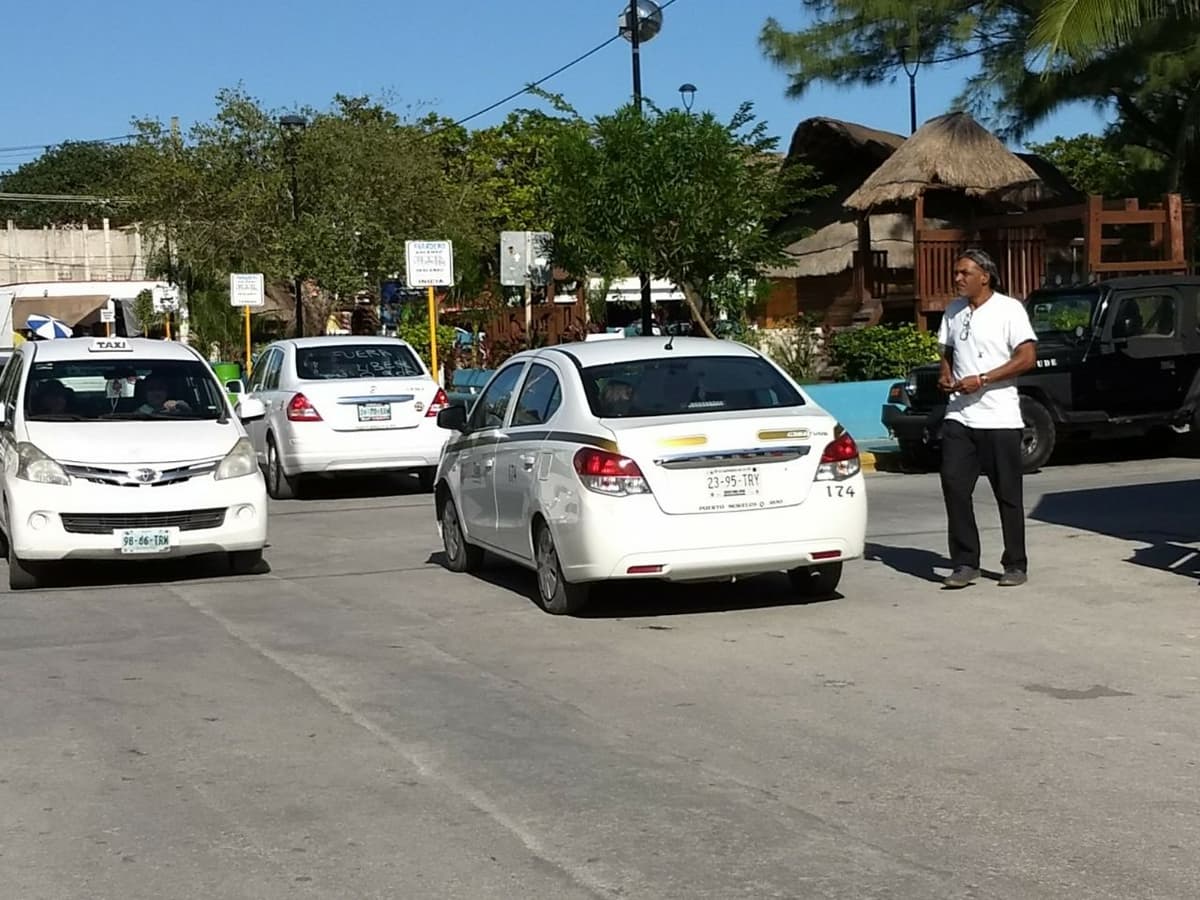 Protestan taxistas en Puerto Morelos contra Uber