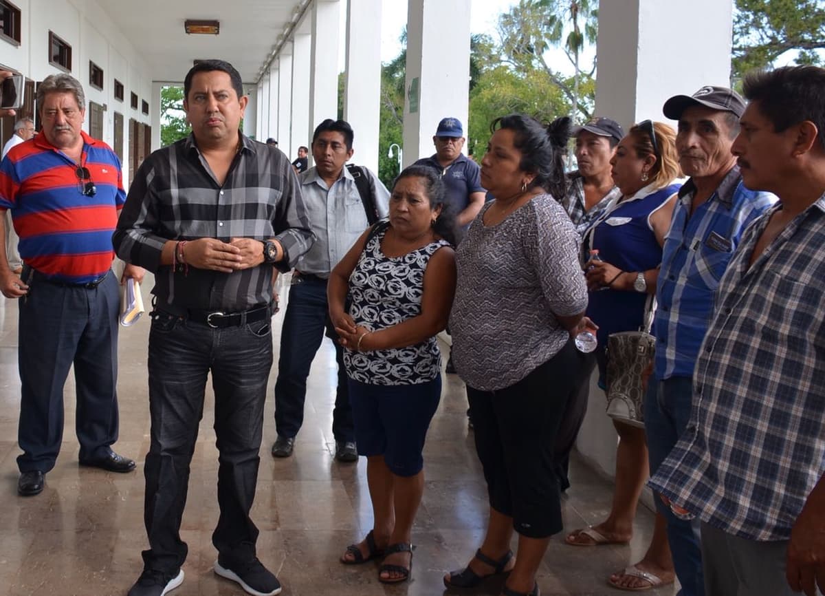 Exigen trabajadores de Carrillo Puerto liquidación; llevan plantón a Chetumal