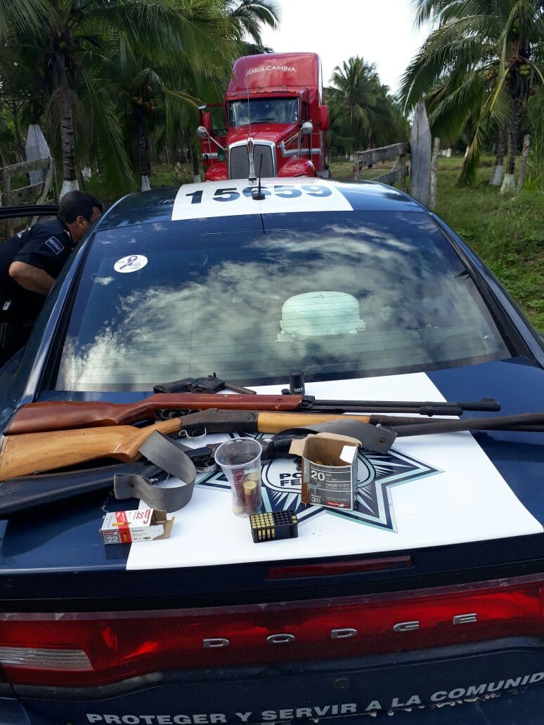 Agarran a ladrones armados robando camión