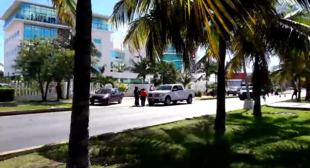 Rafaguean camioneta en la avenida Huayacán; logran fugarse hasta la Bonampak