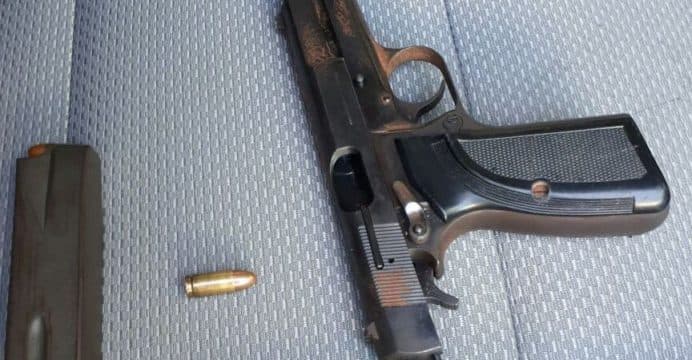 Detienen a dos sujetos con arma en un taxi en la SM 69