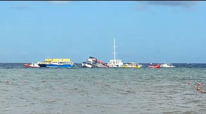 Se hunde catamarán en Cozumel con 95 personas a bordo