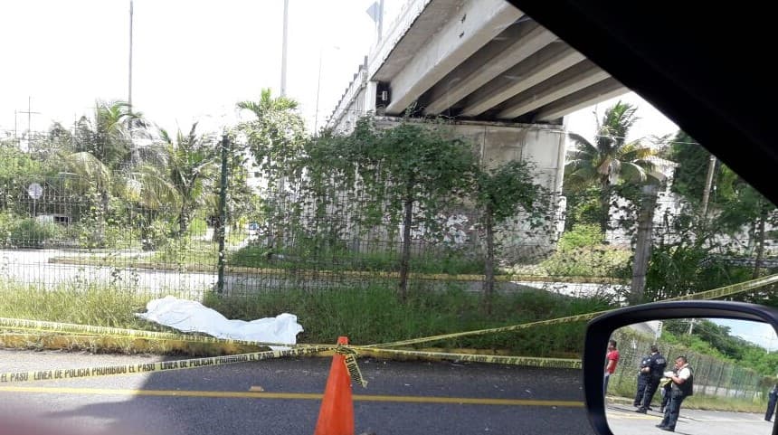 Pareja de turistas es embestida por taxi en Akumal; uno muere