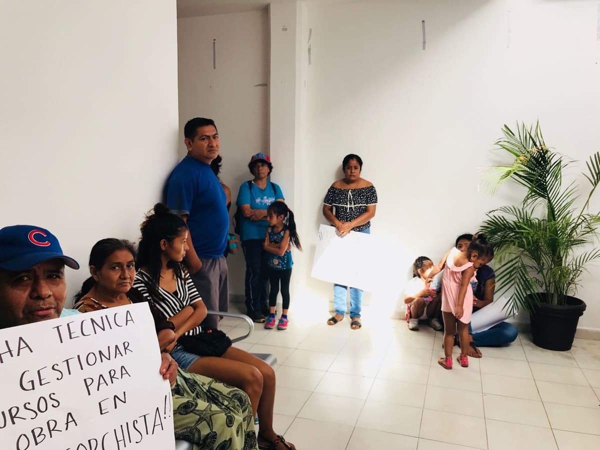 Protestan antorchistas en Palacio de Tulum