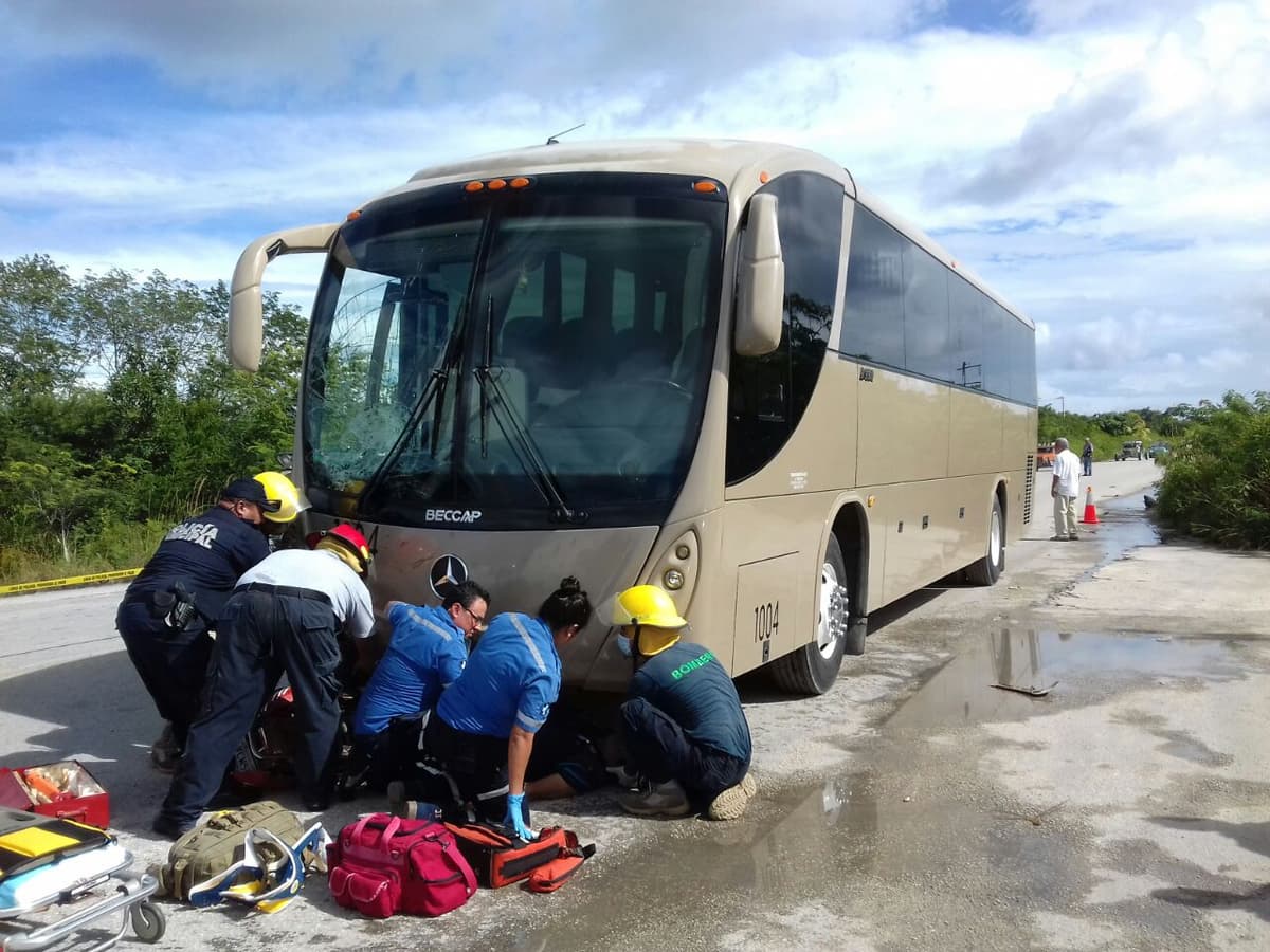 Muere motociclista en Mahahual al incrustarse debajo de autobús