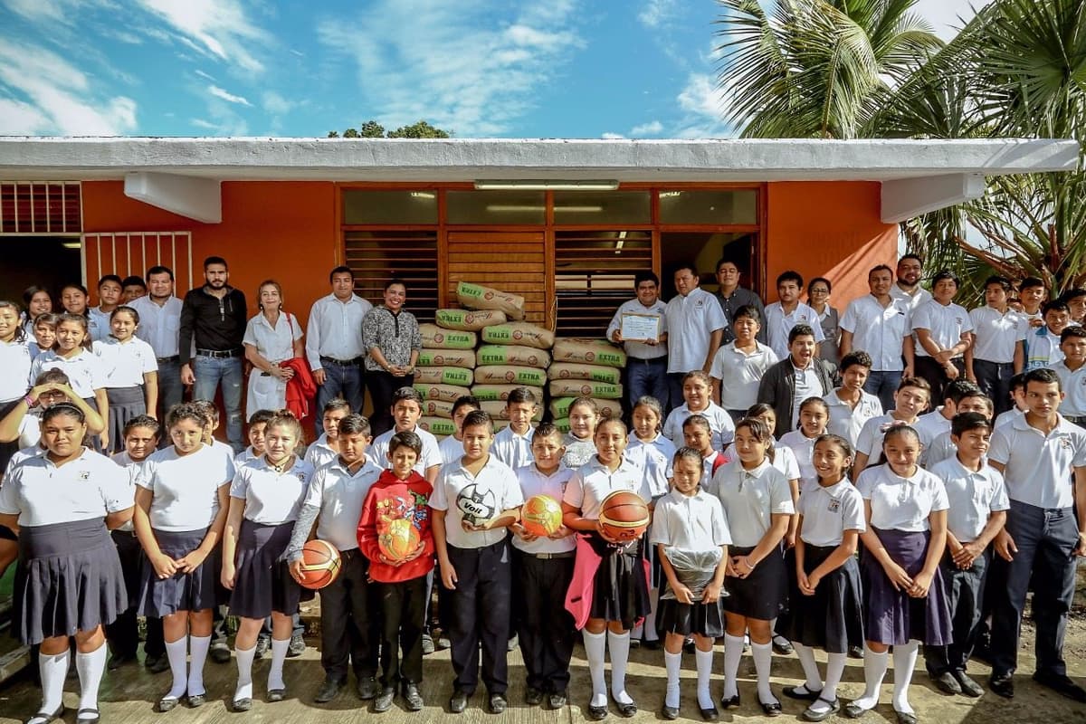 Entrega ayuntamiento material de construcción para tele secundaria de Akumal