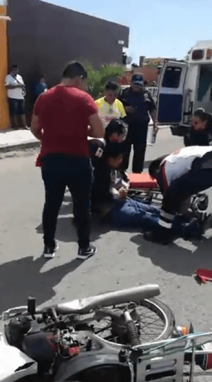 Con fractura expuesta termina imprudente motociclista al no respetar su alto