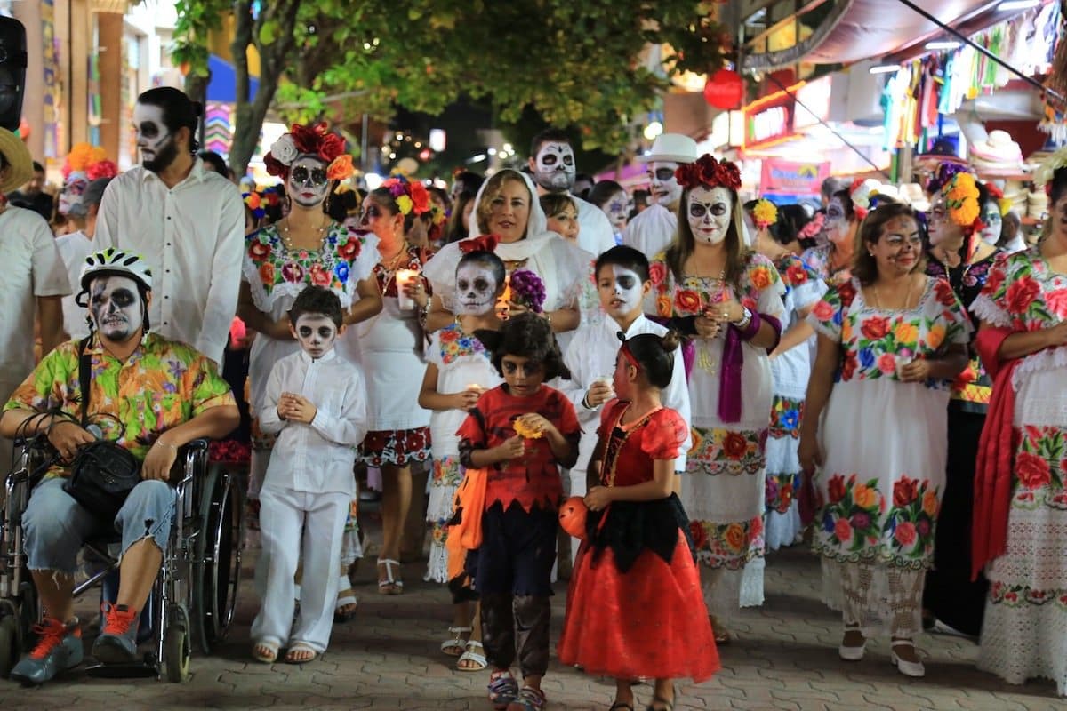 Diversidad cultural en celebración del Día de Muertos en Solidaridad
