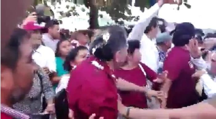 Hasta huevos le tiraron a José Luis Pech