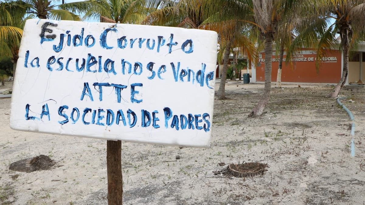 Ejidatarios de Holbox ponen media escuela a la venta