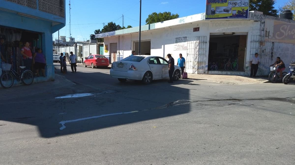Chocan autos en centro de Carrillo Puerto