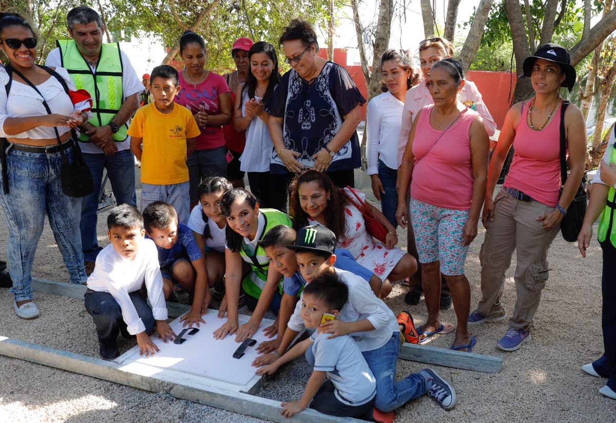 Laura Fernández coloca primera piedra para construcción del parque de Villas La Playa