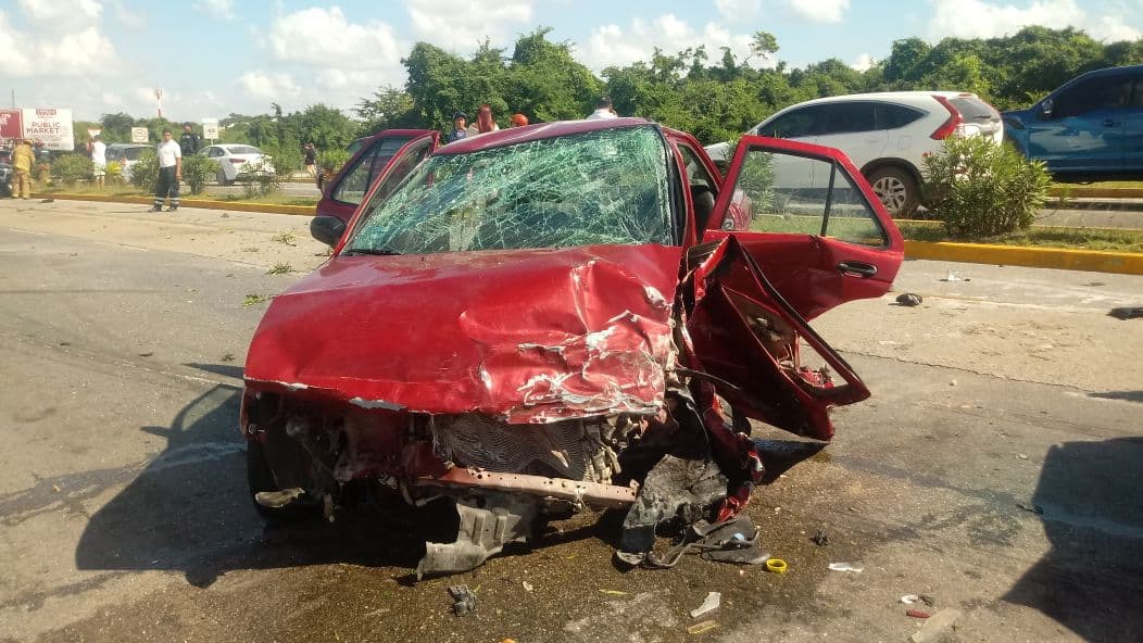 Choque frontal en bulevar Playa del Carmen deja cuatro heridos