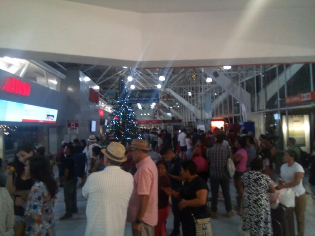 Atestada de viajeros, la terminal de ADO en Cancún