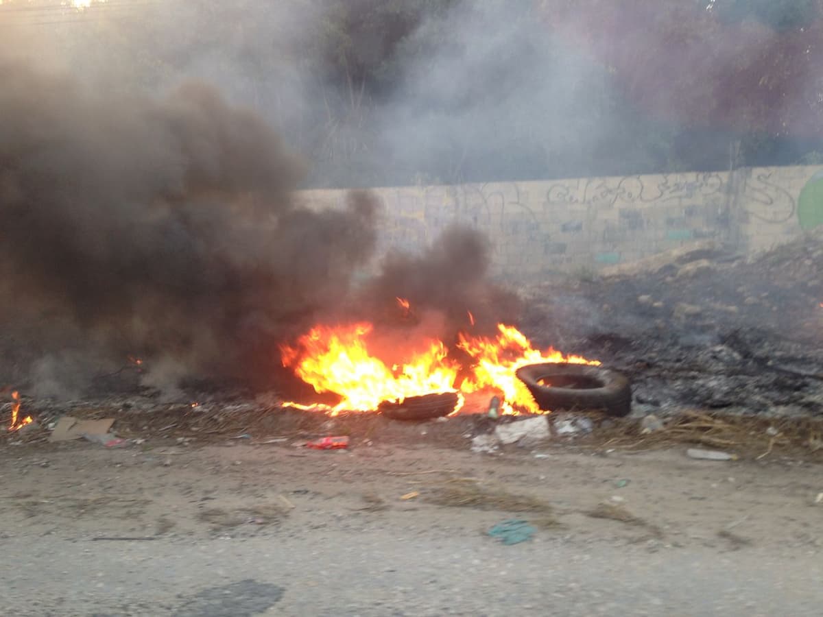 Queman pasto en carretera a Puerto Cancún