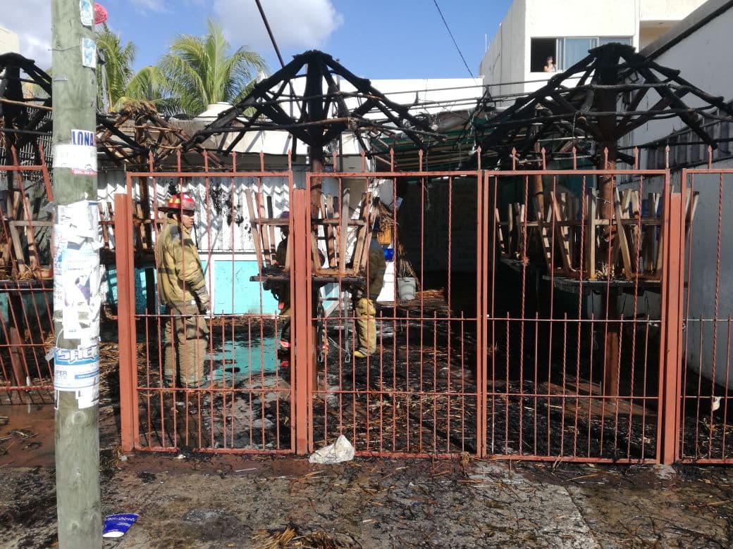Incendio consume restaurante en Cancún