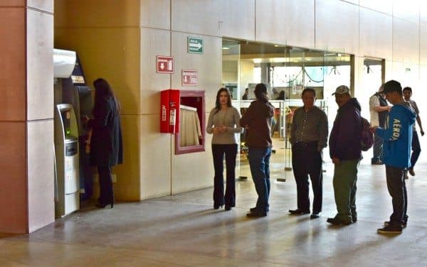 Mitad de burócratas aún esperan aguinaldo