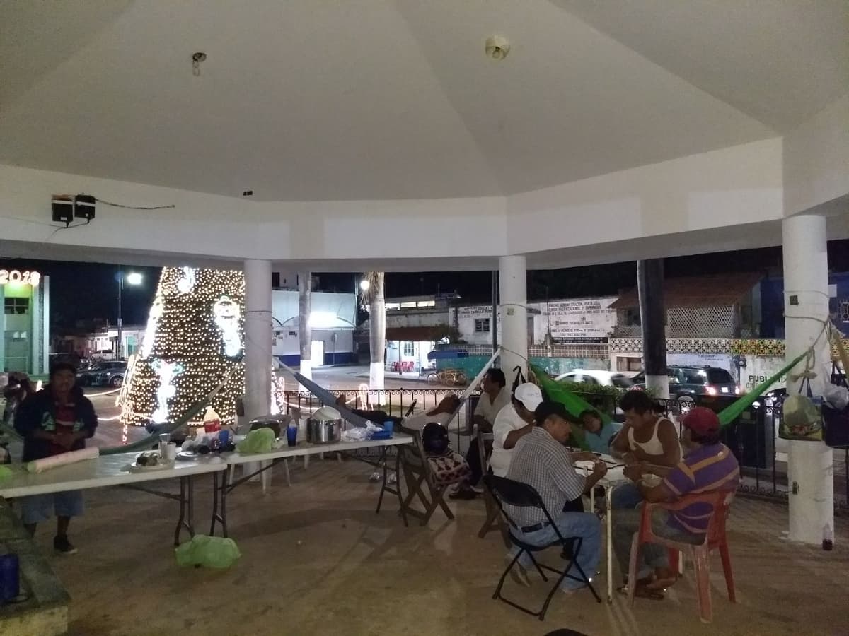 Les pagan adeudo, pero siguen en plantón