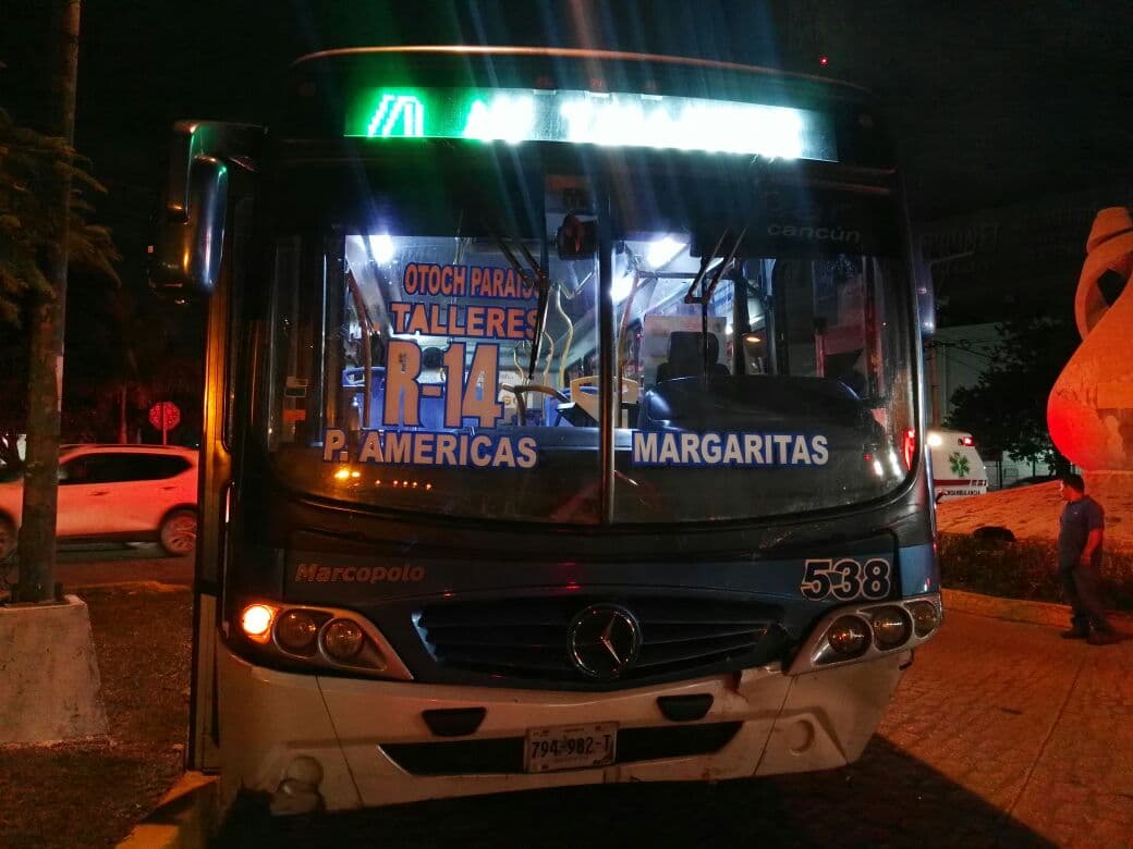 Embiste Autocar a coche y lesiona a dos mujeres