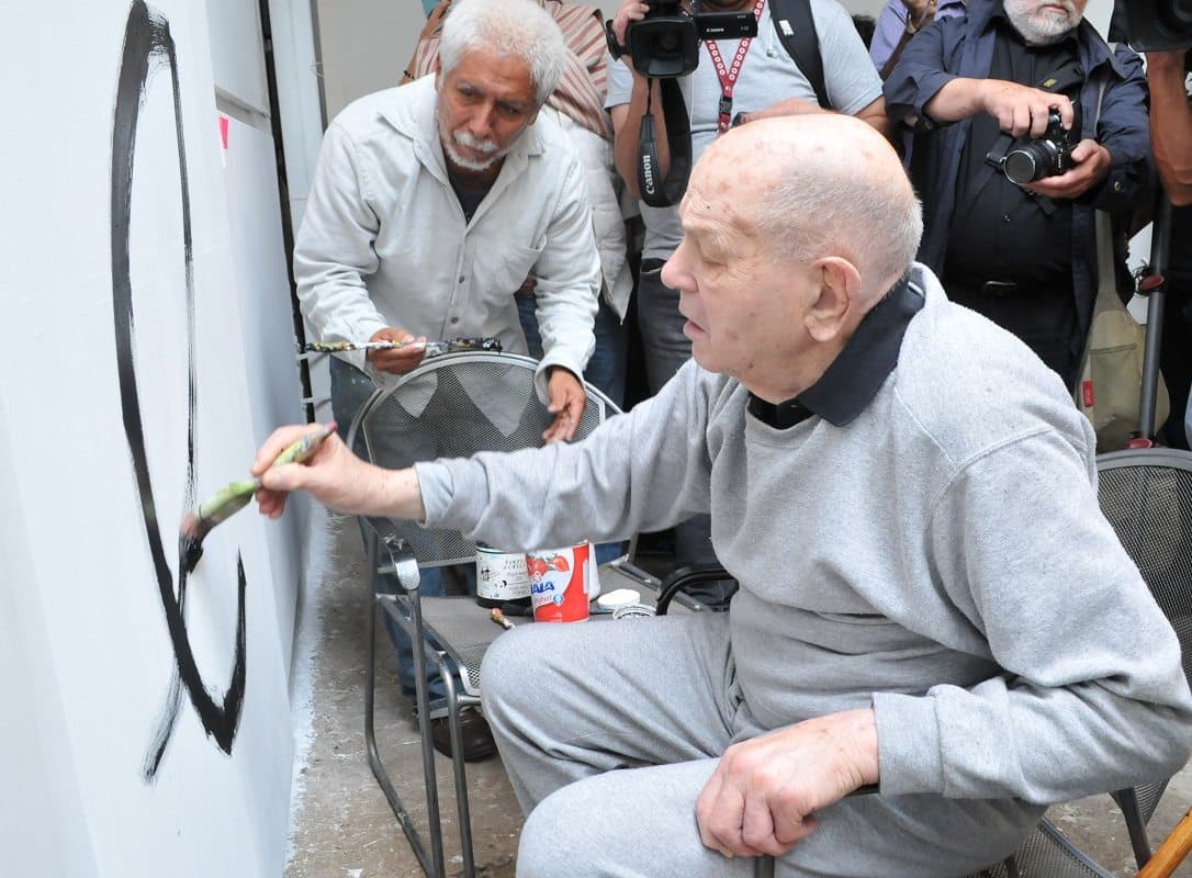 Fallece en México en veterano de la Segunda Guerra Mundial que pintaba "con los ojos cerrados"