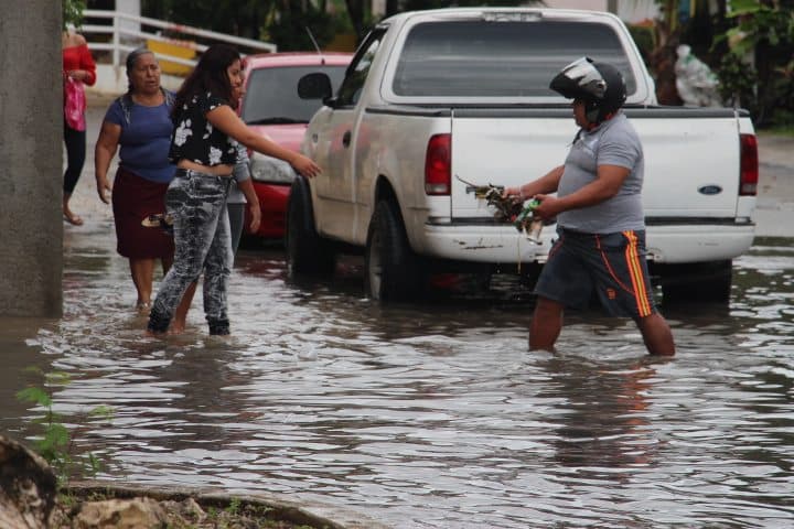 Ante playenses sucios, vecinos retiran basura que obstruye coladeras