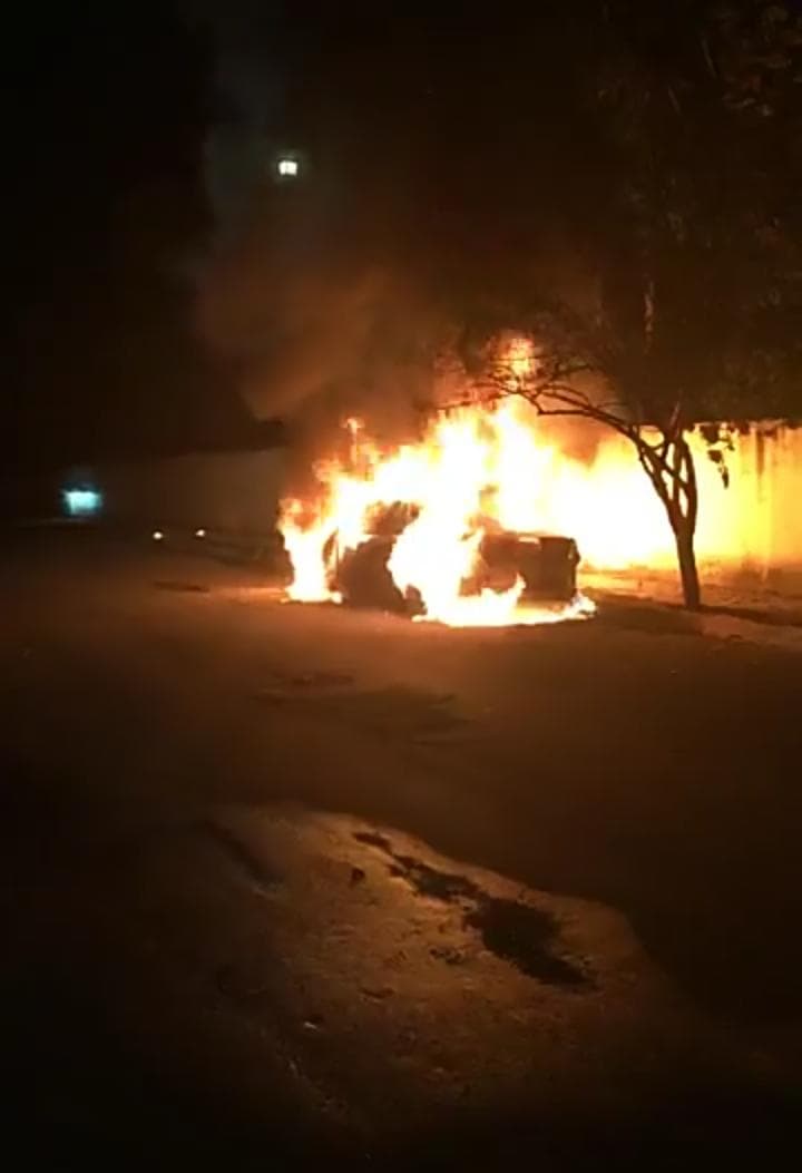 Llamas consumen auto en Galaxia I