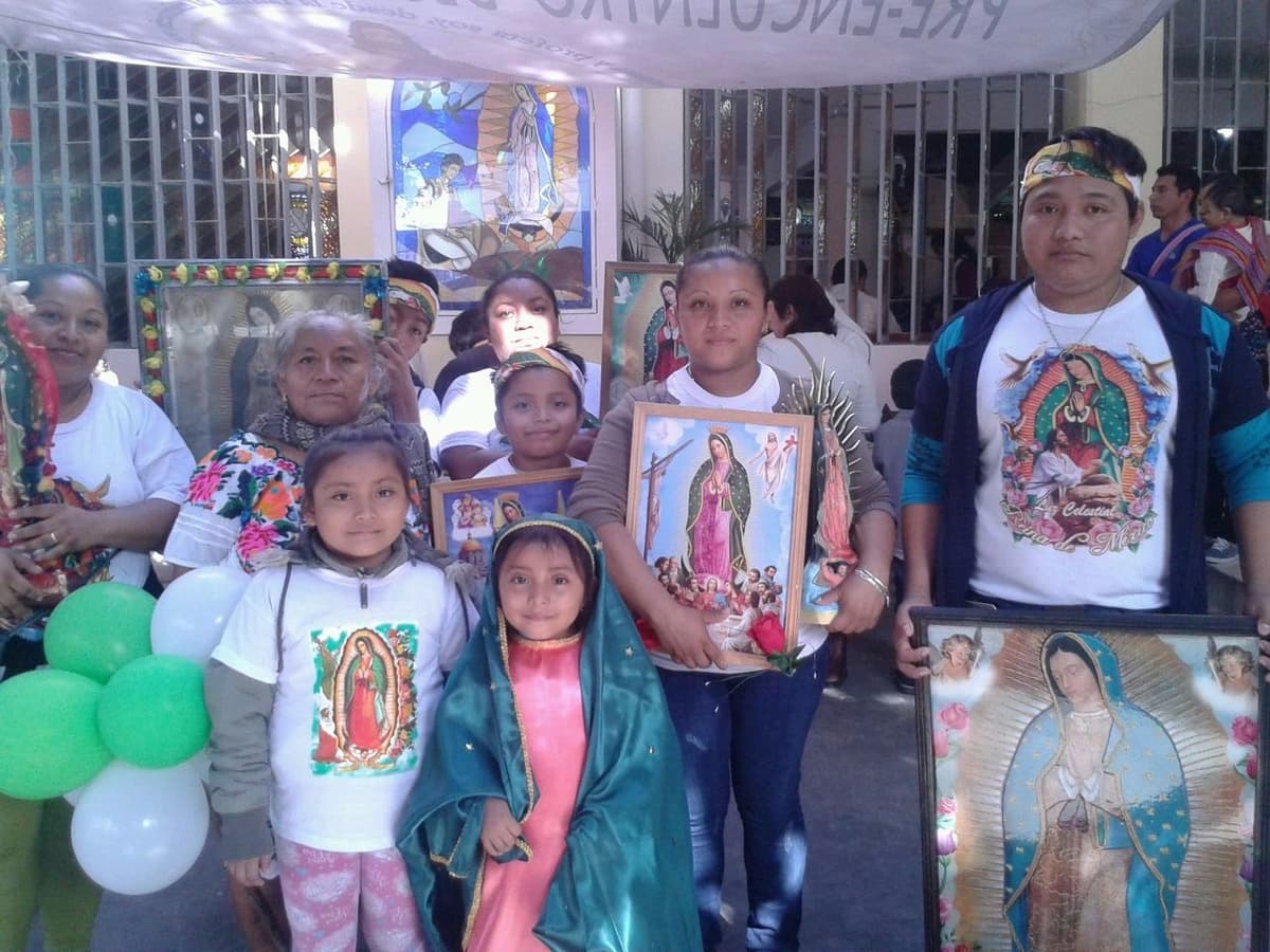 Bailan, caminan y oran en honor a la Virgen