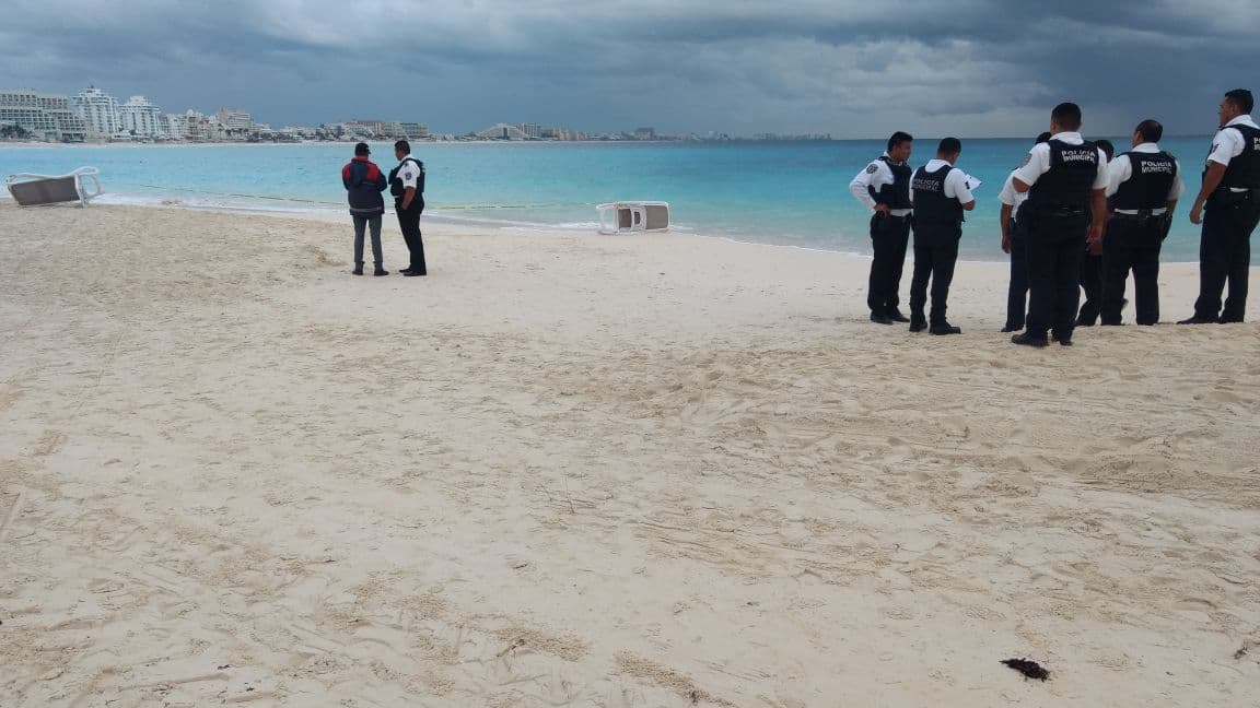 Reportan cuerpo enterrado en playa de Cancún