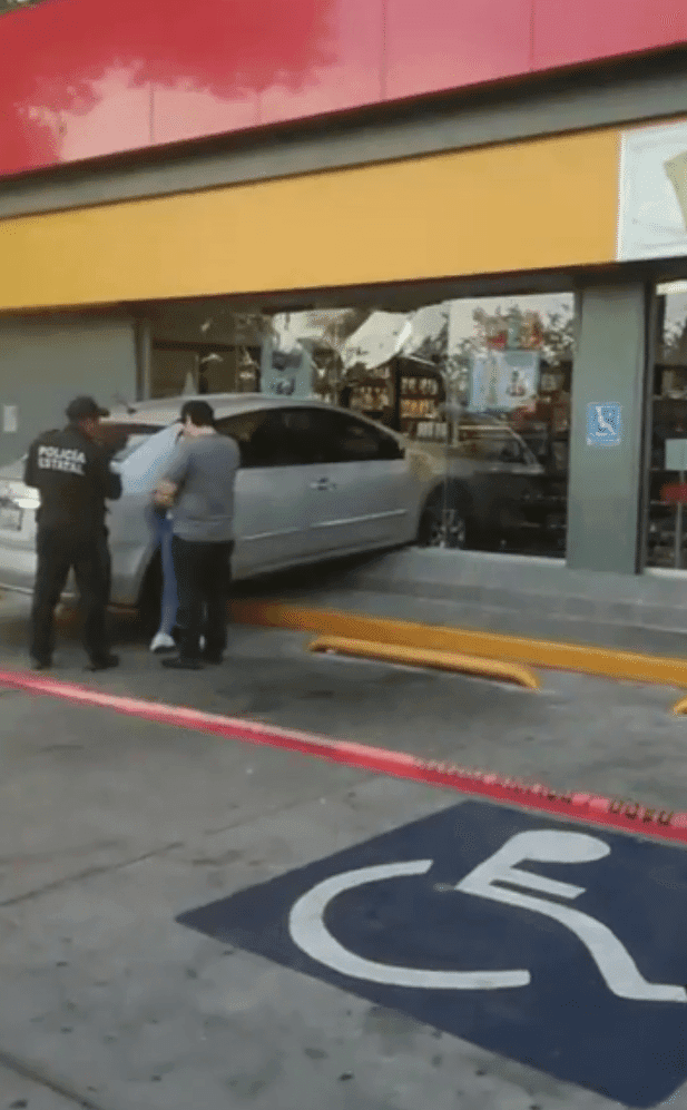 Paseo dominguero en Boulevard Bahía tiene final abrupto