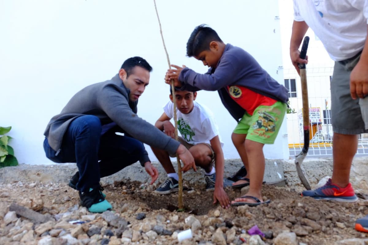 Diputado local Carlos Toledo reforesta con padres de familia plantel educativo