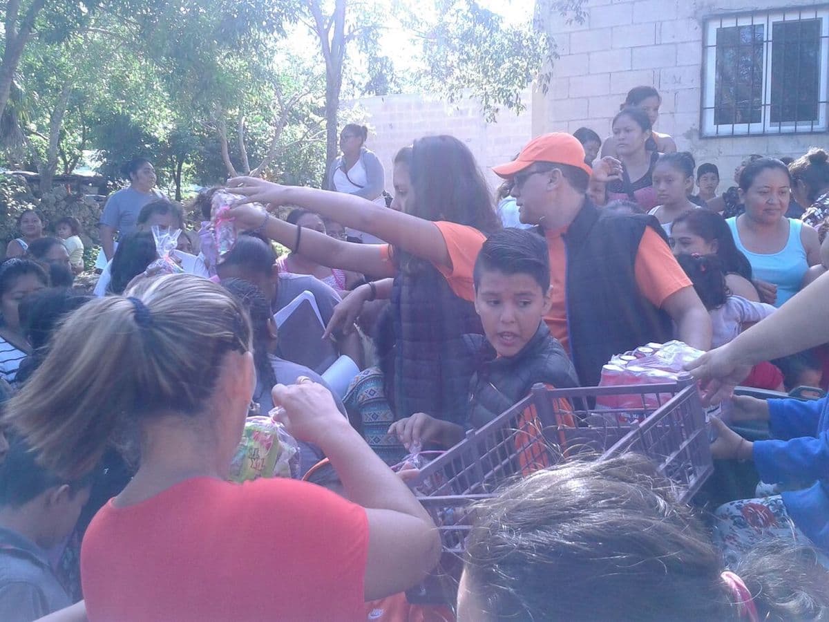 Fundaciones llevan regalos y alegría a Valle Verde