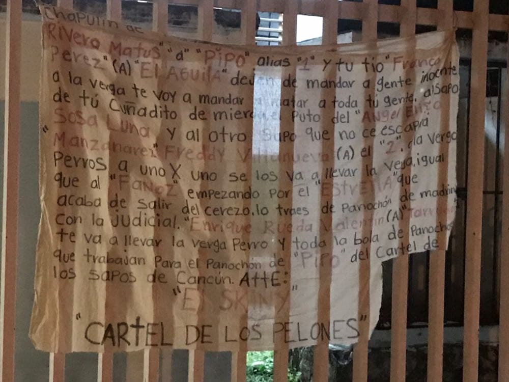 Cuelgan manta con amenazas en región 103