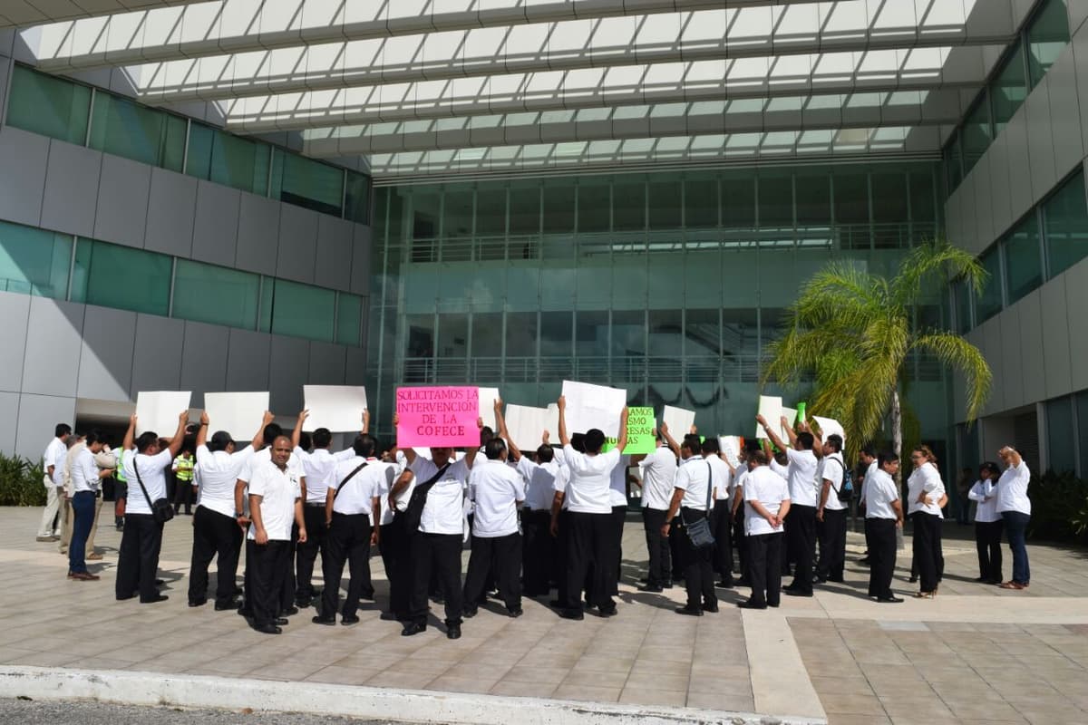 Protestan transportistas en el aeropuerto de Cancún