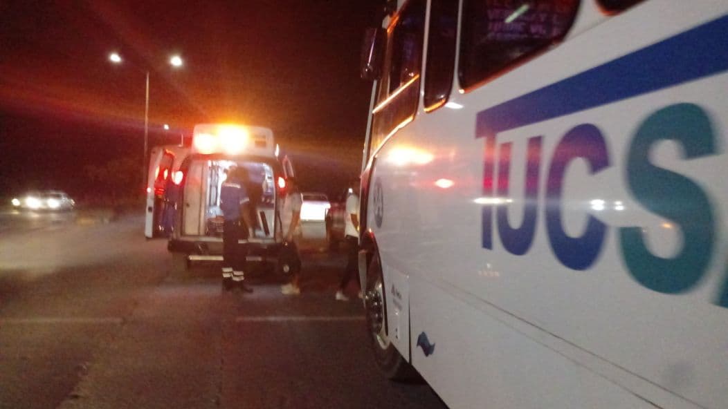 Por  carrerear con otro, chofer de autobús de TUCSA provoca accidente con saldo de 4 pasajeros lesionados