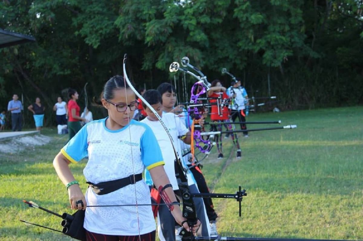 Dotan a disciplina de tiro con arco con pacas y atriles