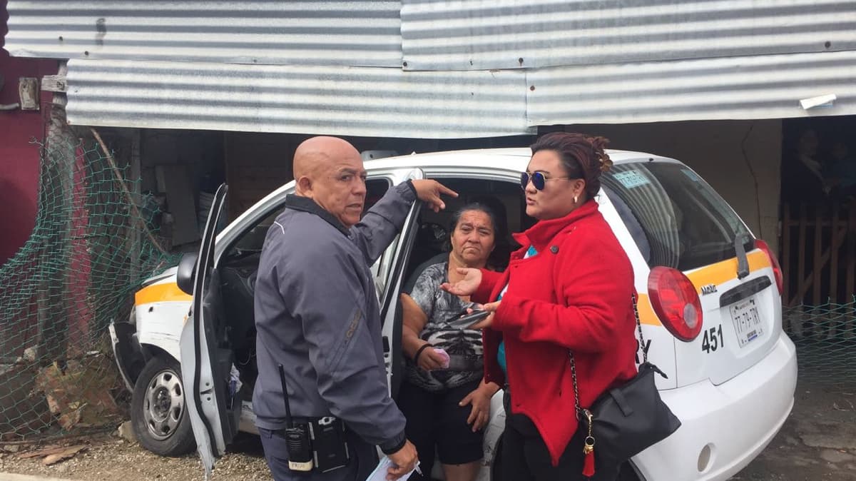 Taxi de Chetumal se mete “hasta la cocina” de una casa