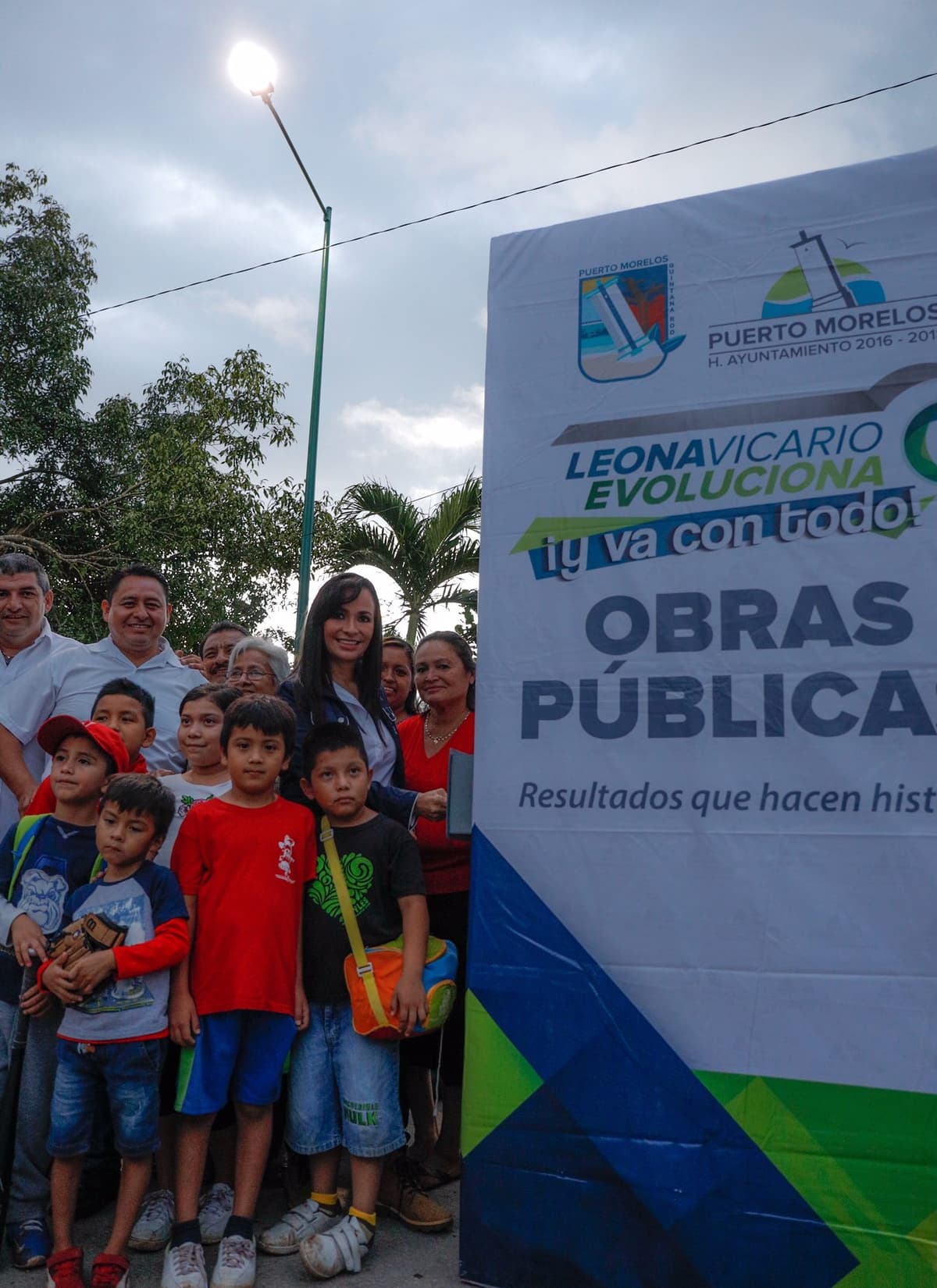 Enciende Laura Fernández alumbrado público en la delegación de Leona Vicario
