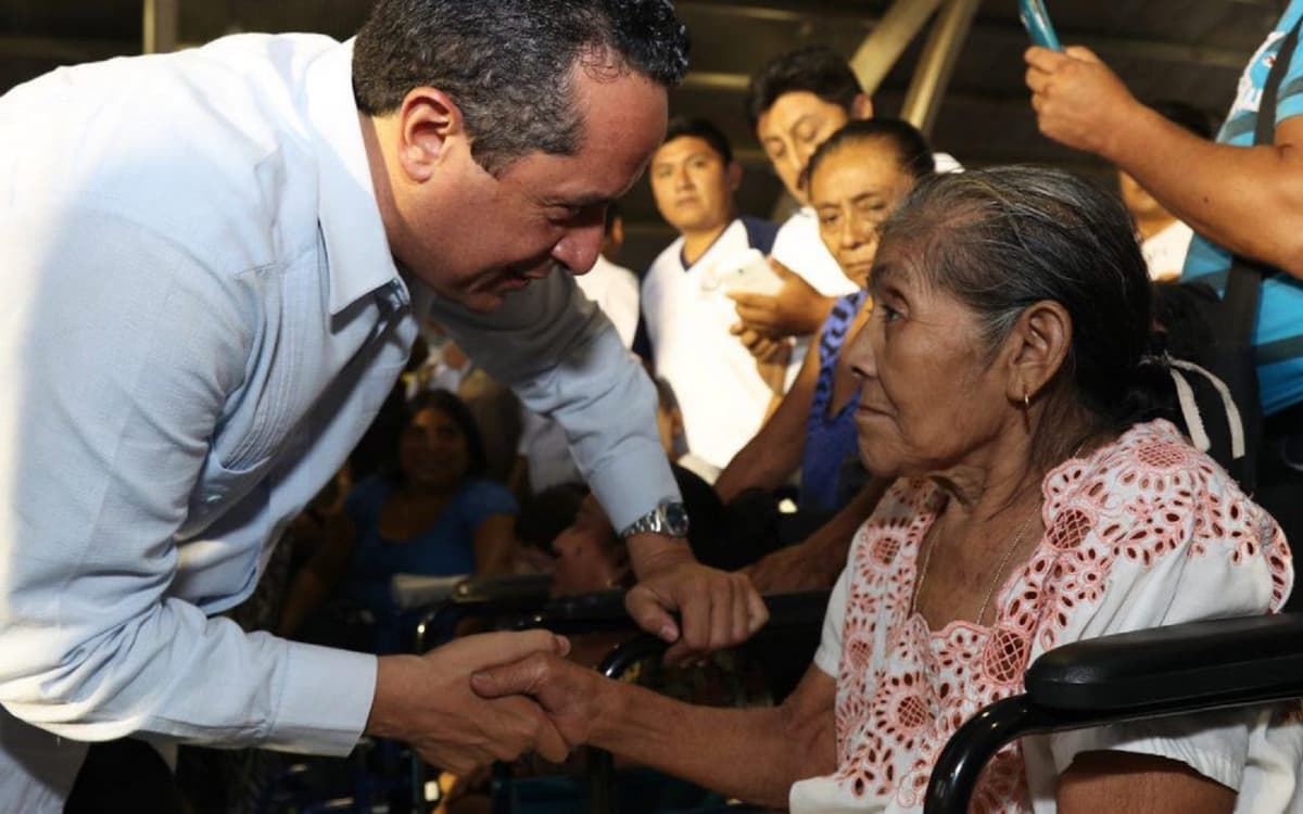 Combatimos la pobreza con mejores servicios de salud en beneficio de más de 79 mil cozumeleños: Carlos Joaquín